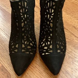 BCBG Perforated Heeled Booties💋💋💋